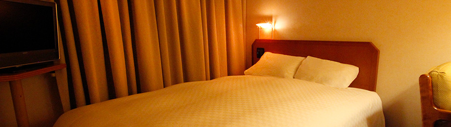 ハートンホテル西梅田の客室ベッド
